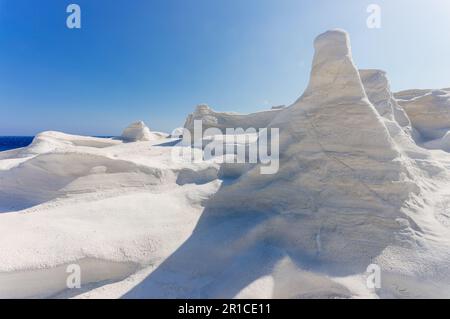 Falaises de craie blanche à Sarakiniko, Milos, Cyclades, Grèce Banque D'Images