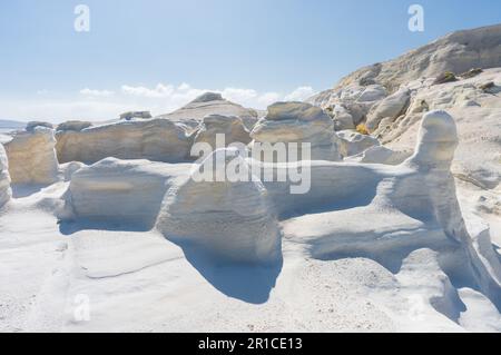 Falaises de craie blanche à Sarakiniko, Milos, Cyclades, Grèce Banque D'Images