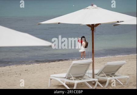 Palma, Espagne. 11th mai 2023. Une femme prend une photo de la mer. La Playa de Palma à Ballermann à Majorque a perdu le 'drapeau bleu' et donc le statut de plage d'excellente qualité. (À dpa 'Ballermann Beach perd 'drapeau bleu' pour l'excellente qualité') Credit: Clara Margais/dpa/Alay Live News Banque D'Images