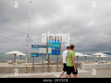 Palma, Espagne. 11th mai 2023. Mât où le drapeau bleu a été hissé au cours des saisons précédentes. La Playa de Palma à Ballermann à Majorque a perdu le 'drapeau bleu' et donc le statut de plage d'excellente qualité. (À dpa 'Ballermann Beach perd 'drapeau bleu' pour l'excellente qualité') Credit: Clara Margais/dpa/Alay Live News Banque D'Images