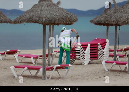 Palma, Espagne. 11th mai 2023. Les gardes de plage travaillent sur la plage d'Arenal. La Playa de Palma à Ballermann à Majorque a perdu le 'drapeau bleu' et donc le statut de plage d'excellente qualité. (À dpa 'Ballermann Beach perd 'drapeau bleu' pour l'excellente qualité') Credit: Clara Margais/dpa/Alay Live News Banque D'Images