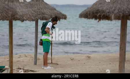 Palma, Espagne. 11th mai 2023. Les gardes de plage travaillent sur la plage d'Arenal. La Playa de Palma à Ballermann à Majorque a perdu le 'drapeau bleu' et donc le statut de plage d'excellente qualité. (À dpa 'Ballermann Beach perd 'drapeau bleu' pour l'excellente qualité') Credit: Clara Margais/dpa/Alay Live News Banque D'Images