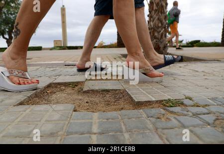 Palma, Espagne. 11th mai 2023. Détail de pavage endommagé sur la promenade à côté de la plage d'Arenal. Playa de Palma à Ballermann à Majorque a perdu le drapeau bleu et donc le statut de plage d'excellente qualité. (À dpa 'Ballermann Beach perd 'drapeau bleu' pour l'excellente qualité') Credit: Clara Margais/dpa/Alay Live News Banque D'Images