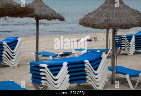 Palma, Espagne. 11th mai 2023. Deux personnes se trouvant sur la plage d'Arenal. La Playa de Palma à Ballermann à Majorque a perdu le 'drapeau bleu' et donc le statut de plage d'excellente qualité. (À dpa 'Ballermann Beach perd 'drapeau bleu' pour l'excellente qualité') Credit: Clara Margais/dpa/Alay Live News Banque D'Images