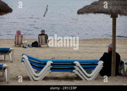 Palma, Espagne. 11th mai 2023. Touristes assis sur la plage d'Arenal. La Playa de Palma à Ballermann à Majorque a perdu le 'drapeau bleu' et donc le statut de plage d'excellente qualité. (À dpa 'Ballermann Beach perd 'drapeau bleu' pour l'excellente qualité') Credit: Clara Margais/dpa/Alay Live News Banque D'Images