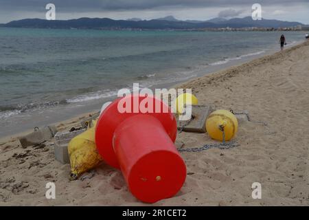 Palma, Espagne. 11th mai 2023. Bouées dans le sable sur la plage d'Arenal. La Playa de Palma à Ballermann à Majorque a perdu le 'drapeau bleu' et donc le statut de plage d'excellente qualité. (À dpa 'Ballermann Beach perd 'drapeau bleu' pour l'excellente qualité') Credit: Clara Margais/dpa/Alay Live News Banque D'Images