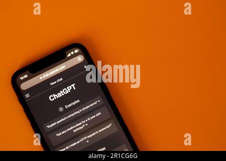 Page web de ChatGPT, un prototype de chatbot sur le site web OpenAI sur un smartphone. Sur fond jaune. Photo de haute qualité Banque D'Images