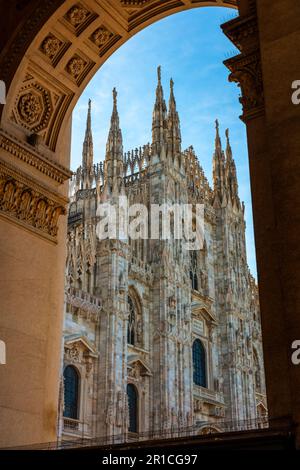 Vue par une arcade en direction de la cathédrale de Milan, Milan, Lombardie, Italie Banque D'Images