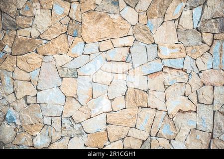 Mur de maçonnerie en pierres brunes naturelles avec fond de texture de motif irrégulier. Mur de maçonnerie typique en Espagne Banque D'Images