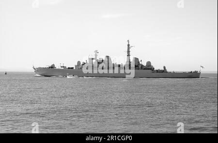 HMS Bristol D24 type 82 destroyer de la Royal Navy britannique quittant Portsmouth Harbour, Portsmouth, Hampshire, Angleterre, Royaume-Uni Banque D'Images