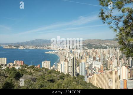 Panorama de la célèbre station balnéaire de Benidorm depuis le parc naturel de Serra Gelada. Côte de la mer Méditerranée, gratte-ciel de Benidorm, hôtels et montagnes dans le Banque D'Images