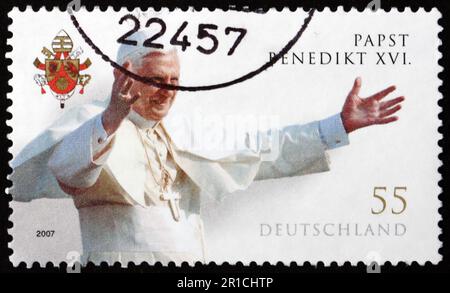 ALLEMAGNE - VERS 2007: Un timbre imprimé en Allemagne montre le Pape Benoît XVI (1927-2022), était le chef de l'Église catholique, 80th anniversaire, vers 2007 Banque D'Images