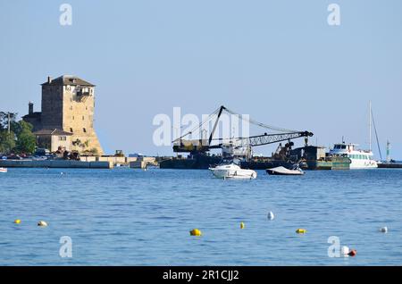 Grèce, village Ouranoupolis sur la péninsule d'Athos avec tour médiévale Prosphorios et port Banque D'Images