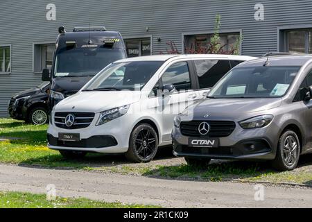 OSTRAVA, RÉPUBLIQUE TCHÈQUE - 11 MAI 2023 : Mercedes-Benz classe V et Citan présentés à la concession de la marque de luxe allemande Banque D'Images