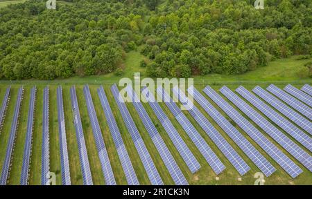Énergies renouvelables. Les drones de tir aérien survolent une centrale photovoltaïque. Panneaux solaires Group pf à la recherche du soleil pour la production d'énergie. Banque D'Images