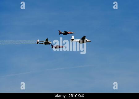 Zeltweg, Autriche - 03 septembre 2022 : spectacle aérien public en Styrie appelé Airpower 22, vintage Lookheed P-38 Lightning et B-25 Mitchell de la Seconde Guerre mondiale avec tw Banque D'Images