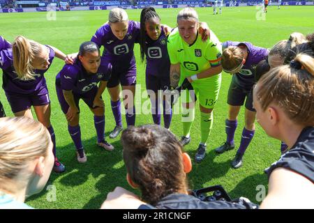 Les joueurs d'Anderlecht avec le gardien de but Justien Odeurs (13) d'Anderlecht photographiés se sont rassemblés devant un match de football féminin entre RSC Anderlecht et AA Gent Ladies le 10th et le dernier jour de match en 1 de la saison 2022 - 2023 de la Super League belge Lotto Womens , Le 13th mai 2023 à Anderlecht, Belgique. PHOTO SPORTPIX | SEVIL OKTEM Banque D'Images
