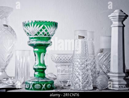 un vase en cristal de plomb vert amonst des blancs et clairs Banque D'Images