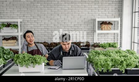 Le vendeur de légumes a fêté avec son personnel la réception d'un grand nombre de commandes par téléphone. Cela a le potentiel de générer des revenus élevés et pro Banque D'Images