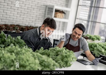 Le vendeur de légumes a fêté avec son personnel la réception d'un grand nombre de commandes par téléphone. Cela a le potentiel de générer des revenus élevés et pro Banque D'Images