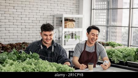 Le vendeur de légumes a fêté avec son personnel la réception d'un grand nombre de commandes par téléphone. Cela a le potentiel de générer des revenus élevés et pro Banque D'Images