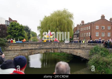 La parade des fleurs de Spalding traverse le centre-ville de Spalding, Lincolnshire. Date de la photo: Samedi 13 mai 2023. Banque D'Images