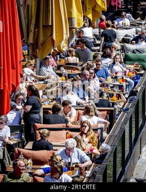 ROTTERDAM - dans Oude Haven de Rotterdam, les terrasses sont pleines maintenant que le soleil brille. Selon l'agence de météo Weeronline, le printemps sera beaucoup plus humide que d'habitude cette année. ANP ROBIN UTRECHT pays-bas - belgique sortie Banque D'Images