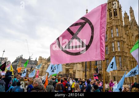 LONDRES - 22 avril 2023 : admirez la vue puissante : LE drapeau XR survole les manifestants lors du Londres XR march près du Parlement, symbolisant le Banque D'Images