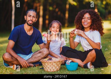 Bonne famille pique-nique dans le parc Banque D'Images