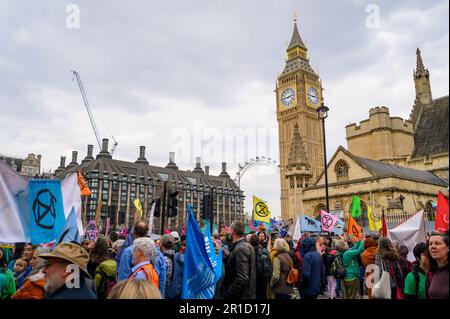 LONDRES - 22 avril 2023 : admirez la vue puissante des manifestants de la rébellion de l'extinction au XR mars près du Parlement à Londres, avec t Banque D'Images