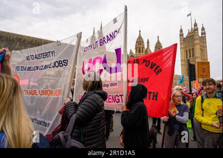 LONDRES - 22 avril 2023 : assistez à des manifestants du XR portant des bannières près du Parlement, défendant la justice sociale et environnementale, dans un déplaisir puissant Banque D'Images