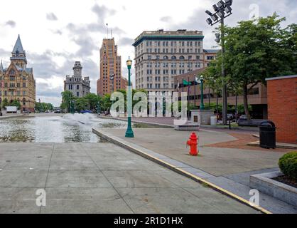 Clinton Square : Syracuse Savings Bank Bldg., Gridley Bldg., State Tower Bldg., Onondaga County Savings Bank Bldg., Atrium. Banque D'Images