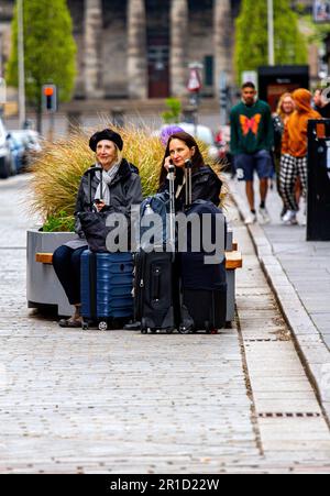 Dundee, Tayside, Écosse, Royaume-Uni. 13th mai 2023. Météo au Royaume-Uni : les températures dans le nord-est de l'Écosse étaient d'environ 14 °C ce matin. Les femmes à la mode passent la journée dans le centre-ville de Dundee, en profitant de la vie en ville et en se rendant dans leur vie quotidienne pendant les magasins du week-end. Crédit : Dundee Photographics/Alamy Live News Banque D'Images