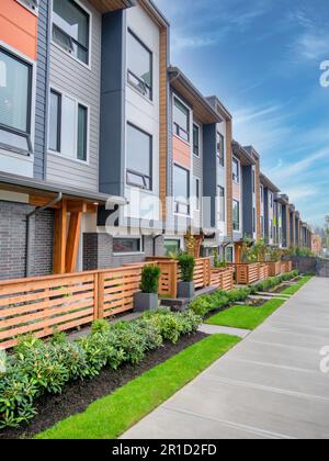 Promenade le long d'une rangée de maisons neuves sur la scène de vente Banque D'Images