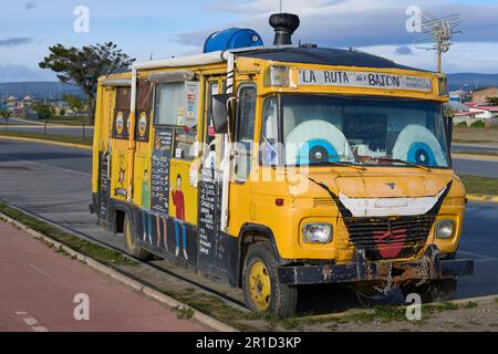 Minibus coloré pour manger dans la rue sur le front de mer de Punta Arenas in. Sud du Chili. Banque D'Images