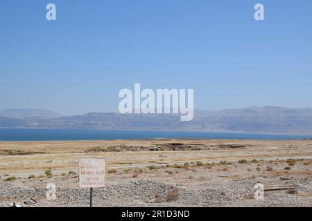 Littoral en retrait et gouffres dangereux - Ein Gedi Beach, Mer Morte en Israël Banque D'Images