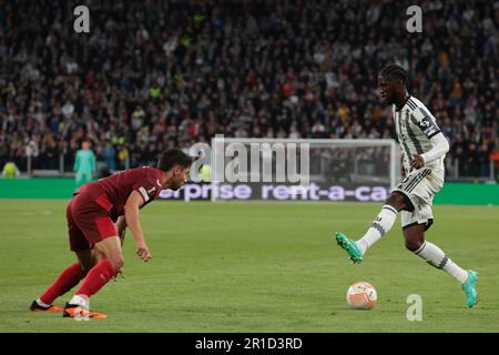 Turin, Italie, 11th mai 2023. Samuel Iling-Junior de Juventus court à Gonzalo Montiel de Séville pendant le match de l'UEFA Europa League au stade Juventus, à Turin. Le crédit photo devrait se lire: Jonathan Moscrop / Sportimage Banque D'Images