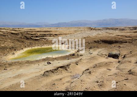 Littoral en retrait et gouffres dangereux - Ein Gedi Beach, Mer Morte en Israël Banque D'Images