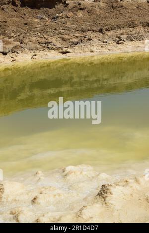 Littoral en retrait et gouffres dangereux - Ein Gedi Beach, Mer Morte en Israël Banque D'Images