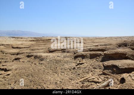 Littoral en retrait et gouffres dangereux - Ein Gedi Beach, Mer Morte en Israël Banque D'Images