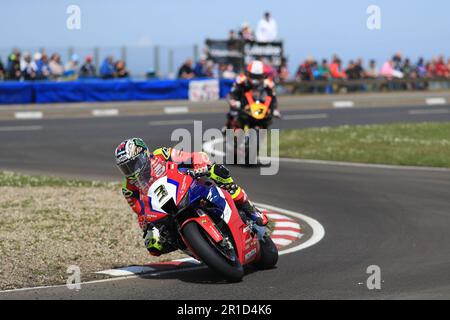 13th mai 2023: FonaCAB Nichl OilsNorth West 200, Portrush, Antrim, Irlande du Nord: North West 200 Race Day 2023: John McGuinness (Honda - Honda Racing UK) dirige Michael Rutter (Honda - Bathams Racing) pendant la course Superbike Banque D'Images