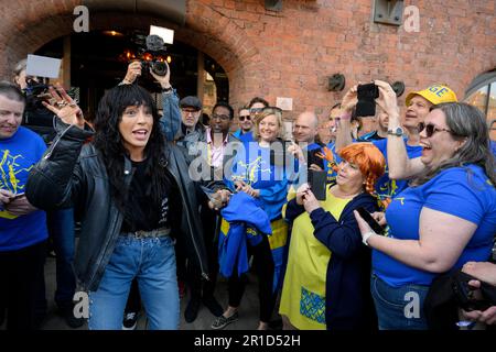 Liverpool, Royaume-Uni. 13th mai 2023. Loreen rencontre des fans suédois à l'extérieur de son hôtel de Liverpool avant la finale du Concours Eurovision Song. Photo: Jessica Gow/TT/code 10070 crédit: TT News Agency/Alay Live News Banque D'Images