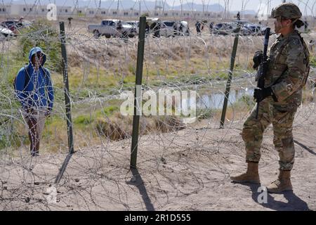 El Paso, États-Unis. 11th mai 2023. Les gens regardent de l'autre côté de la frontière du Mexique les soldats de la garde nationale de l'armée du Texas avec les gouverneurs autostylisés de la Force frontalière tactique du Texas, pendant l'opération Lone Star Task Force West, 11 mai 2023 près d'El Paso, Texas. La crainte d’une vague de migrants après l’expiration du titre 42 ne s’est pas concrétisée avec moins de migrants risquant les sanctions plus sévères prévues par les nouvelles règles du titre 8. Crédit : Mark Otte/Texas National Guard/Alay Live News Banque D'Images