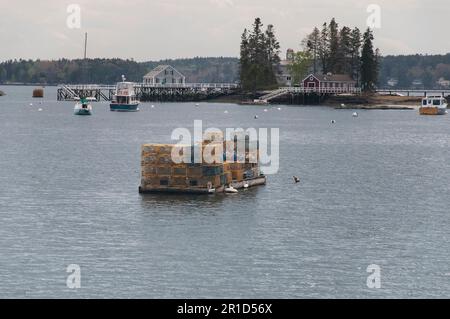 Des pièges à homard flottent sur une plate-forme dans le port de Boothbay lors d'une journée de débordement dans le maine. Banque D'Images