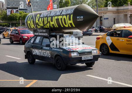 Moscou, Russie. 13th mai 2023. Un véhicule avec un missile russe factice avec l'inscription « allons le programmer à nouveau pour cibler Washington » conduit dans une rue centrale de Moscou, en Russie. Le militant pro-Kremlin Ravil Garifullin, un habitant de la ville de Kazan, fait un rallye de propagande de quatre mois dans sa voiture à travers la Russie Banque D'Images