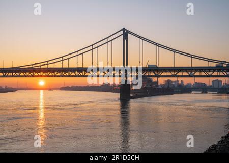 Ancien pont traversant le Rhin au coucher du soleil, Krefeld, Rhénanie-du-Nord Westphalie, Allemagne Banque D'Images