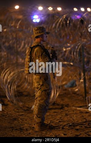 El Paso, États-Unis. 11th mai 2023. Soldats de la garde nationale de l'armée du Texas avec les gouverneurs de la Force frontalière tactique du Texas, sur les détails de sécurité de nuit pendant l'opération Lone Star Task Force West, 11 mai 2023 près d'El Paso, Texas. La crainte d’une vague de migrants après l’expiration du titre 42 ne s’est pas concrétisée avec moins de migrants risquant les sanctions plus sévères prévues par les nouvelles règles du titre 8. Crédit : Mark Otte/Texas National Guard/Alay Live News Banque D'Images