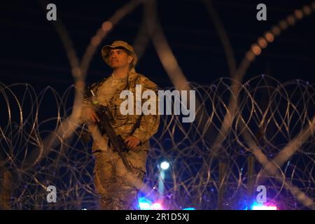 El Paso, États-Unis. 11th mai 2023. Soldats de la garde nationale de l'armée du Texas avec les gouverneurs de la Force frontalière tactique du Texas, sur les détails de sécurité de nuit pendant l'opération Lone Star Task Force West, 11 mai 2023 près d'El Paso, Texas. La crainte d’une vague de migrants après l’expiration du titre 42 ne s’est pas concrétisée avec moins de migrants risquant les sanctions plus sévères prévues par les nouvelles règles du titre 8. Crédit : Mark Otte/Texas National Guard/Alay Live News Banque D'Images