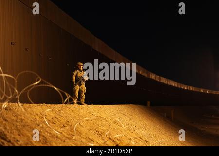 El Paso, États-Unis. 11th mai 2023. Soldats de la garde nationale de l'armée du Texas avec les gouverneurs de la Force frontalière tactique du Texas, sur les détails de sécurité de nuit pendant l'opération Lone Star Task Force West, 11 mai 2023 près d'El Paso, Texas. La crainte d’une vague de migrants après l’expiration du titre 42 ne s’est pas concrétisée avec moins de migrants risquant les sanctions plus sévères prévues par les nouvelles règles du titre 8. Crédit : Mark Otte/Texas National Guard/Alay Live News Banque D'Images