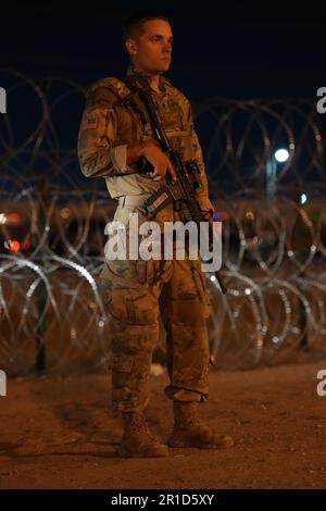 El Paso, États-Unis. 11th mai 2023. Soldats de la garde nationale de l'armée du Texas avec les gouverneurs de la Force frontalière tactique du Texas, sur les détails de sécurité de nuit pendant l'opération Lone Star Task Force West, 11 mai 2023 près d'El Paso, Texas. La crainte d’une vague de migrants après l’expiration du titre 42 ne s’est pas concrétisée avec moins de migrants risquant les sanctions plus sévères prévues par les nouvelles règles du titre 8. Crédit : Mark Otte/Texas National Guard/Alay Live News Banque D'Images